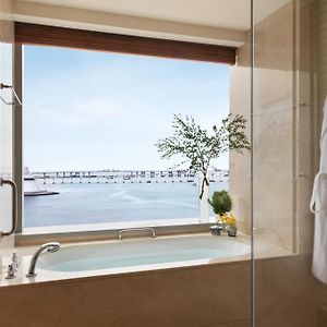 Deluxe Bay View King Accessible Room